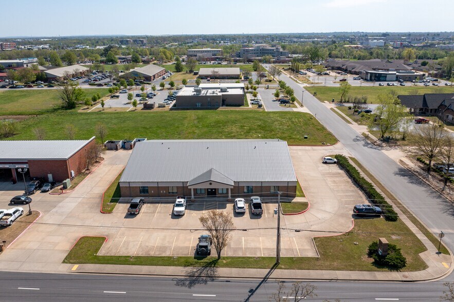 More Photos Of 2903 SE J St, Bentonville Showroom For Sale