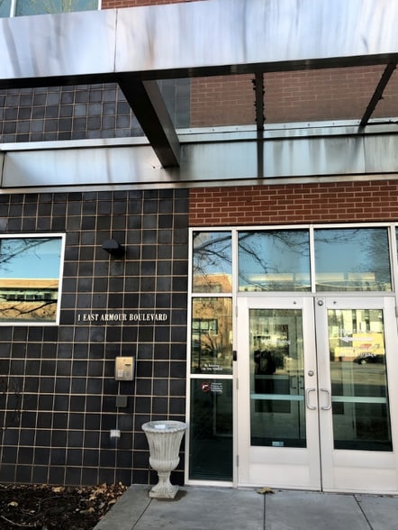 More Photos Of 1-3 E Armour Blvd, Kansas City Office For Sale