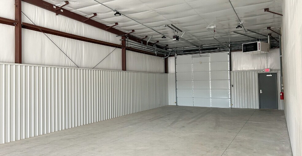 More Photos Of 3725-3729 N Ridgewood St, Wichita Light Distribution For Lease