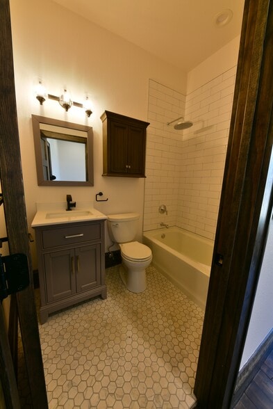 More Photos Of N88W16733 Appleton Ave, Menomonee Falls Flex For Sale
