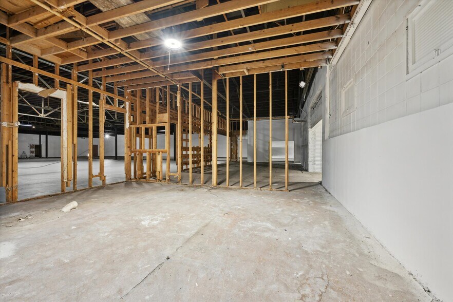 More Photos Of 969 Dixie Hwy, Rossford Freestanding For Sale