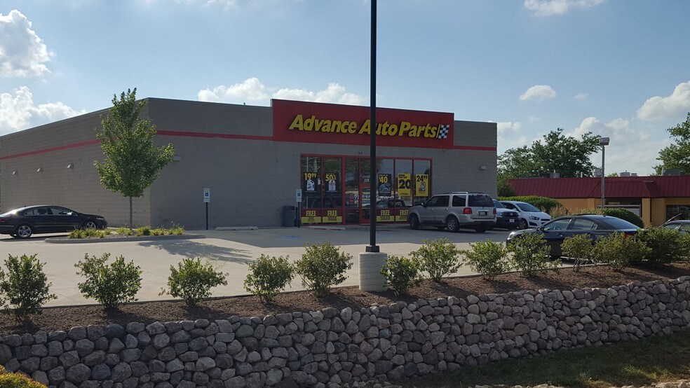 More Photos Of 520 S Eastwood Dr, Woodstock Freestanding For Lease