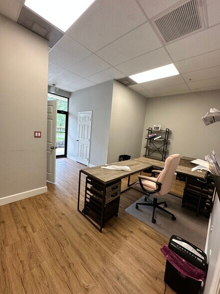 More Photos Of 25091 Bernwood Dr, Bonita Springs Showroom For Sale