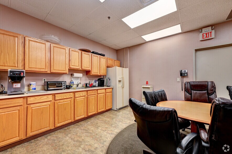 More Photos Of 190 Veterans Dr, Northvale Distribution For Lease