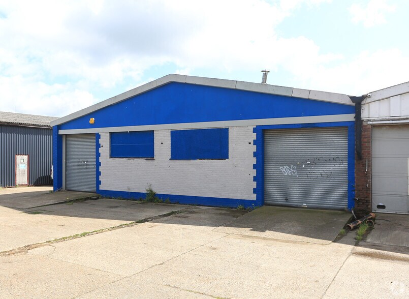 More Photos Of Robert Way, Wickford Warehouse For Lease