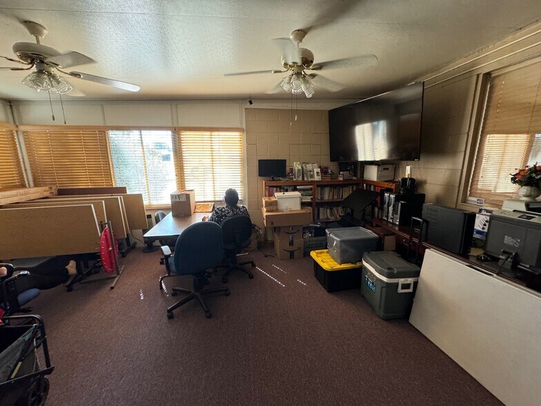 More Photos Of 10953 14th Ave, Armona Office For Sale