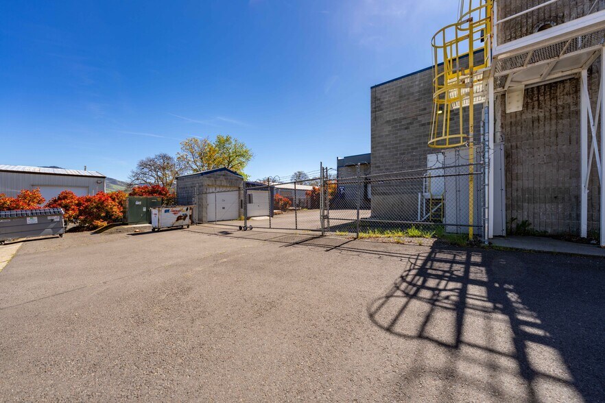 More Photos Of 710 Jefferson Ave, Ashland Light Manufacturing For Lease