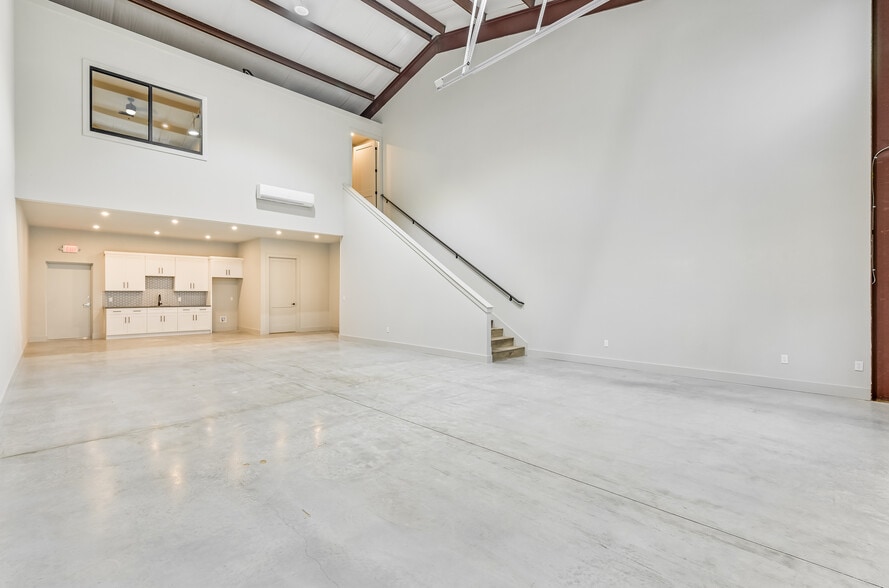 More Photos Of 15210 Fitzhugh Rd, Austin Light Distribution For Lease