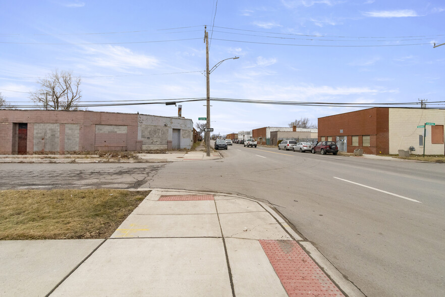 More Photos Of 6870 E Davison St, Hamtramck Industrial For Sale