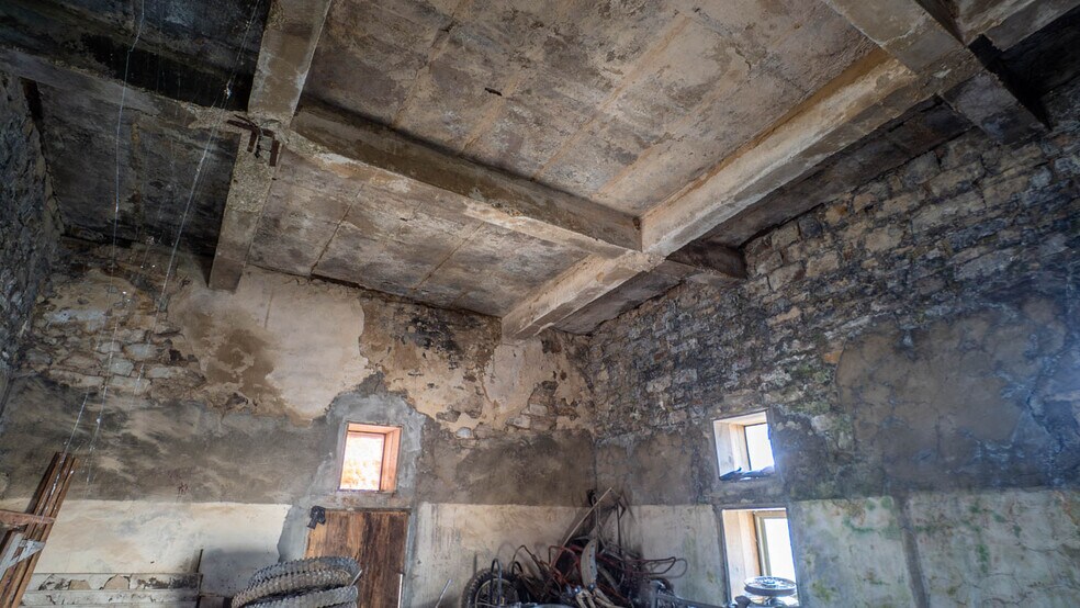 More Photos Of 105 E Couch St, Alton General Retail For Sale