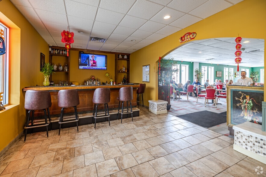 More Photos Of 10040-10046 N Port Washington Rd, Mequon Storefront Retail Office For Lease