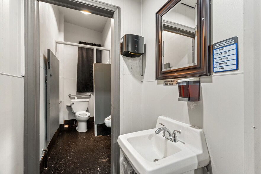 More Photos Of 220 Southfield Rd, Ecorse Storefront Retail Residential For Sale