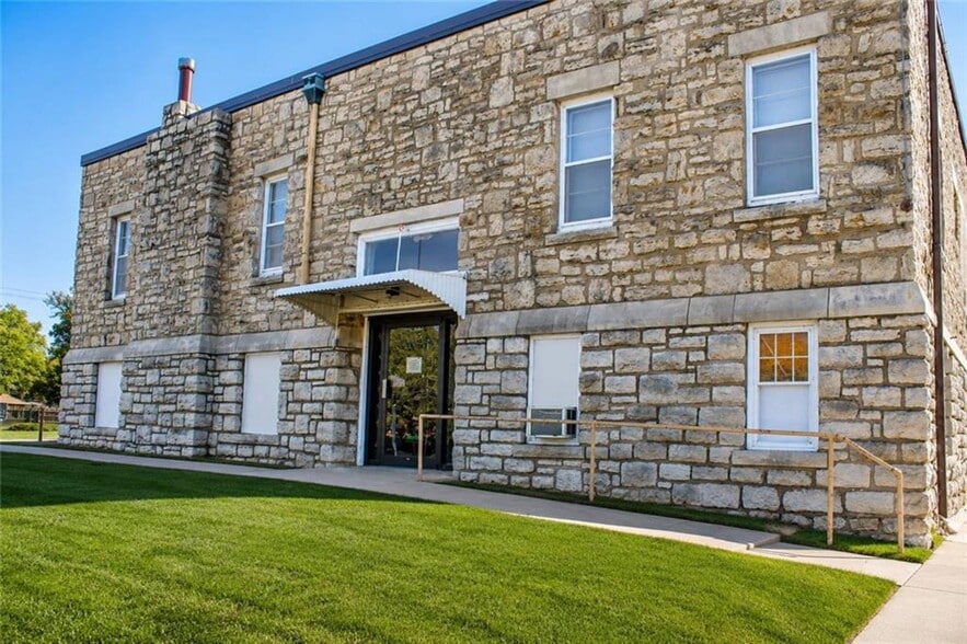 More Photos Of 1800 S Northern Blvd, Independence Specialty For Sale
