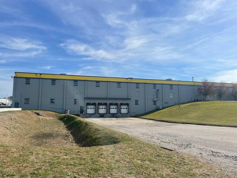 More Photos Of 60 Delta Dr, Pawtucket Warehouse For Lease