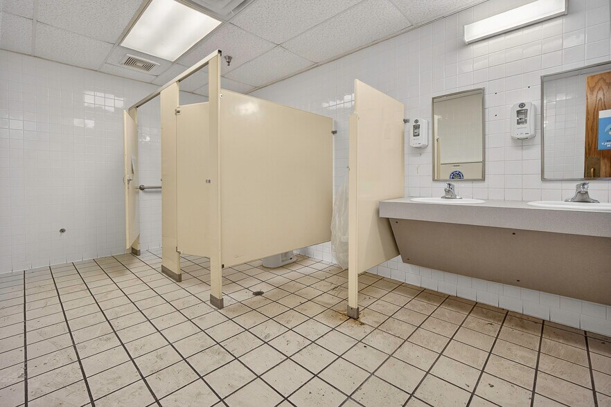 More Photos Of 1400 N Kennedy Ave, Shawnee Office For Sale