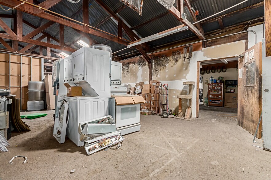 More Photos Of 5850 W Market St, Glendale Service For Sale