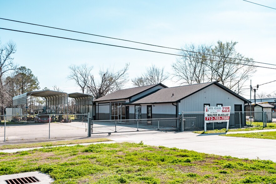 More Photos Of 21014 FM 2100 Rd, Crosby Freestanding For Sale