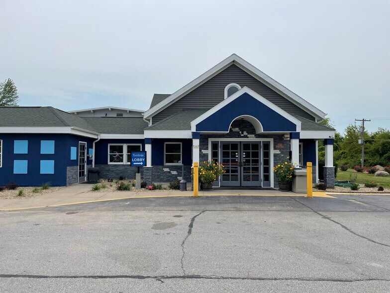 More Photos Of 2216 N Dodge St, Iowa City Hotel For Sale