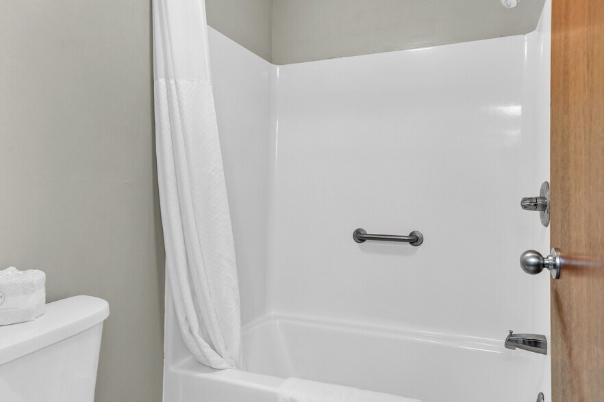 More Photos Of 630 W Main St, El Paso Hotel For Sale