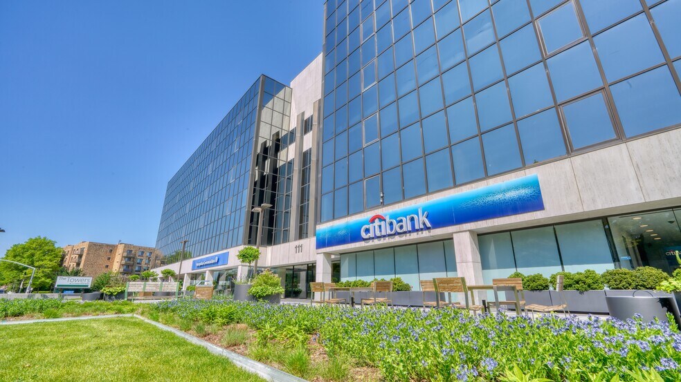 Primary Photo Of 111 Great Neck Rd, Great Neck Office For Lease