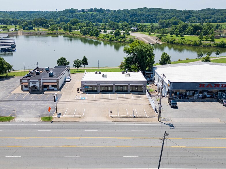 More Photos Of 1064 S Riverside Dr, Clarksville General Retail For Lease