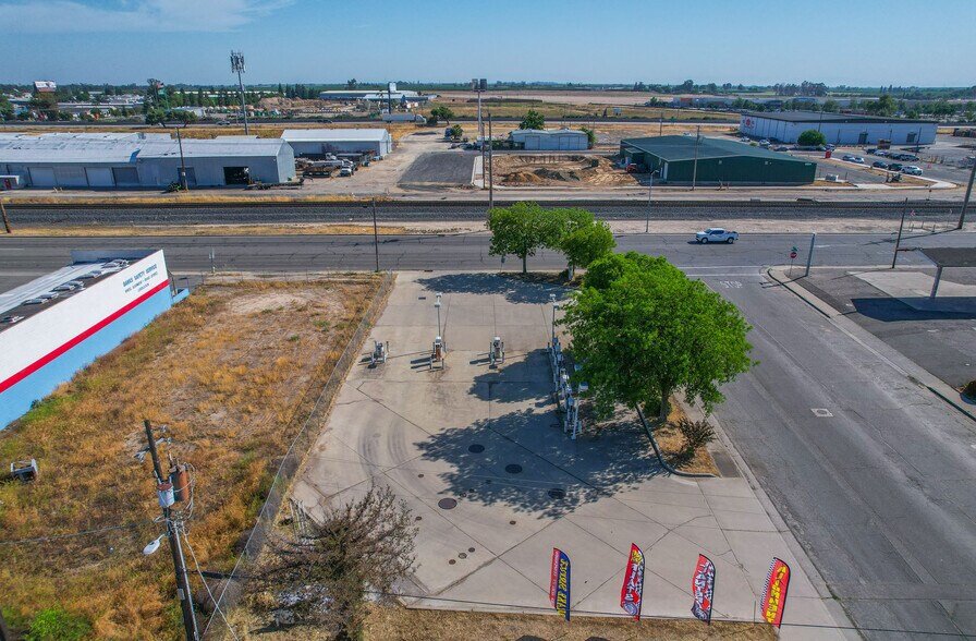 More Photos Of 695 Atwater Blvd, Atwater General Retail For Sale