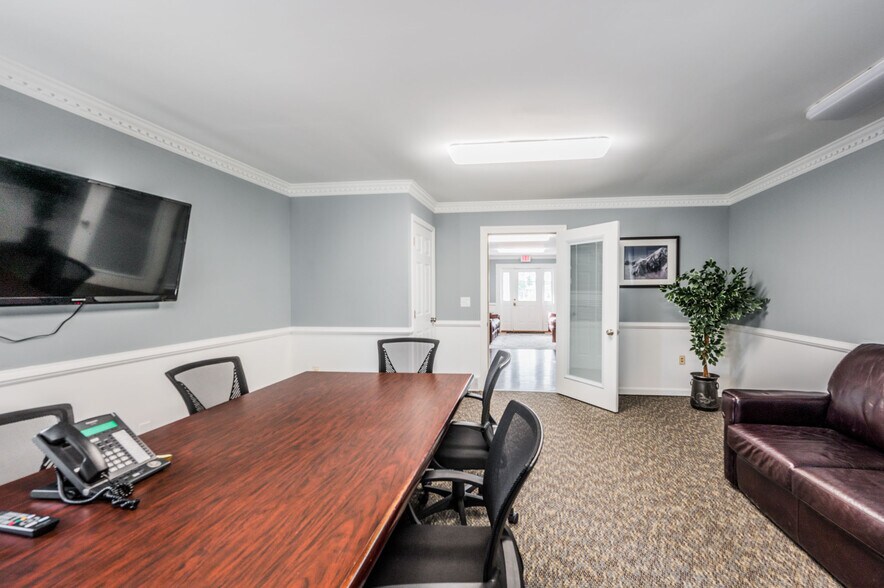 More Photos Of 1502 Westen St, Bowling Green Office For Sale