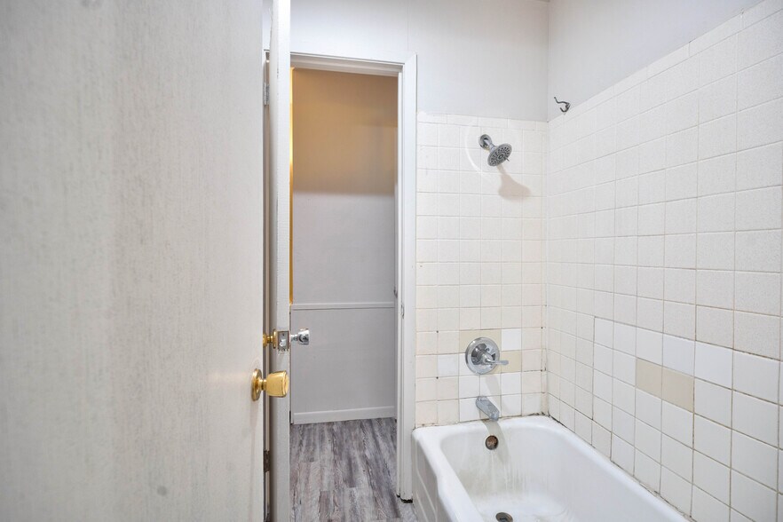 More Photos Of 2500 W 26th St, Plainview Apartments For Sale