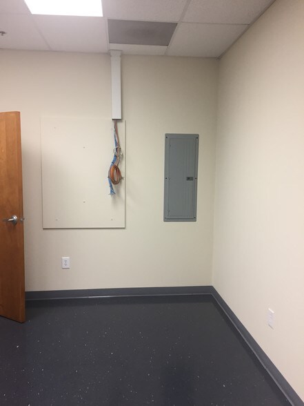 More Photos Of 3653 Regent Blvd, Jacksonville Flex For Lease