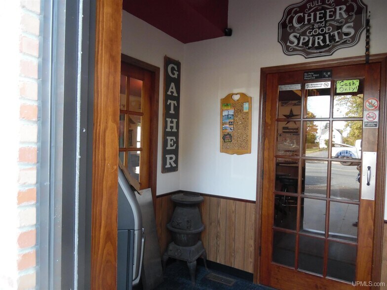 More Photos Of 31 Trimountain Ave, South Range Bar For Sale