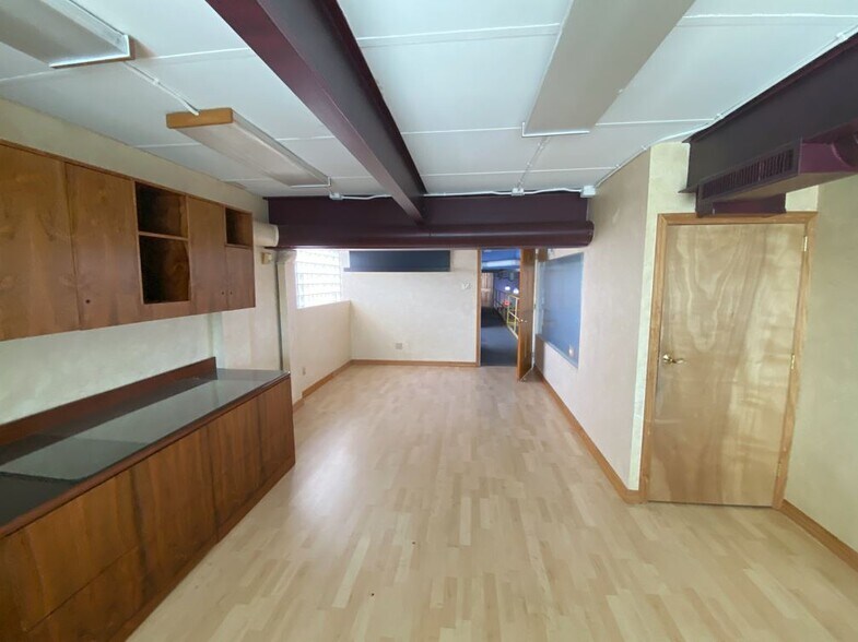 More Photos Of 77 Gazza Blvd, Farmingdale Showroom For Sale