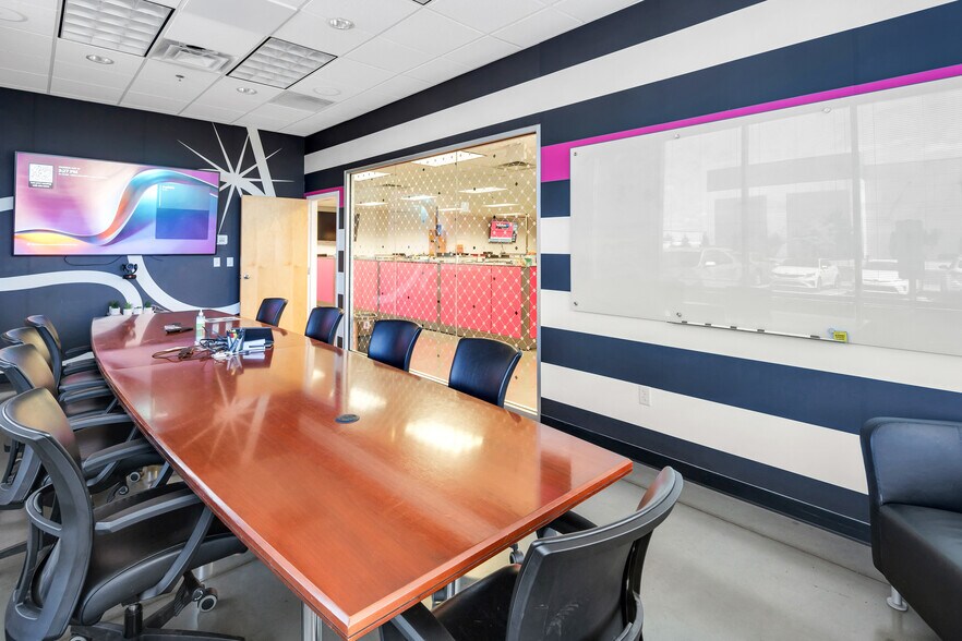 More Photos Of 7865 National Tpke, Louisville Distribution For Lease