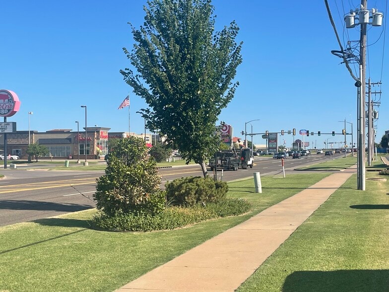 More Photos Of 1769-1779 Garth Brooks Blvd, Yukon Freestanding For Lease