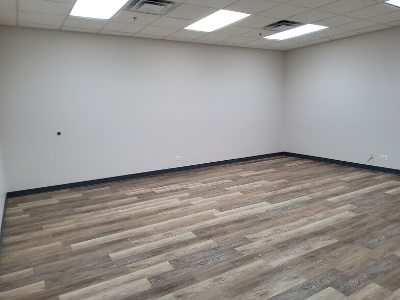 More Photos Of 450 Airport Rd, Elgin Self Storage For Lease