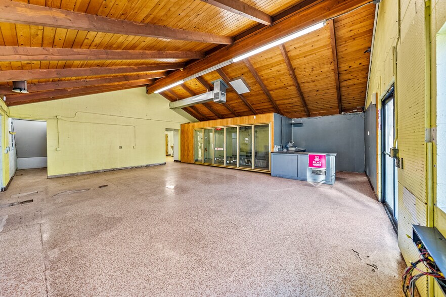 More Photos Of 21823 Highway 62, Shady Cove Storefront For Lease