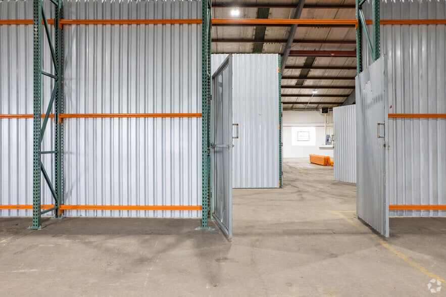More Photos Of 5025 Jensen Dr, Houston Warehouse For Lease