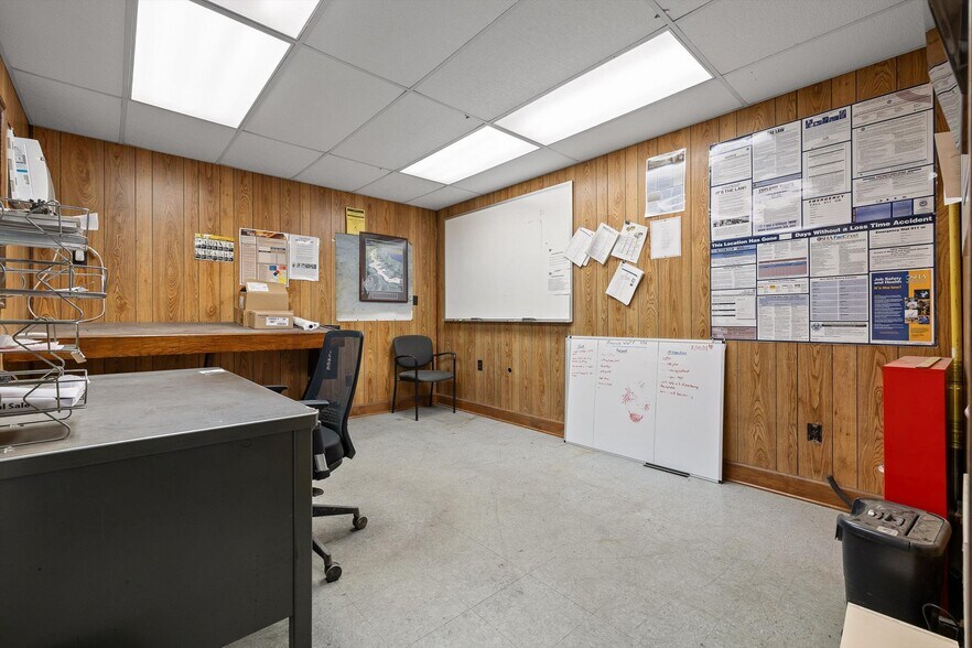 More Photos Of 1801 E 23rd St, Chattanooga Light Distribution For Lease