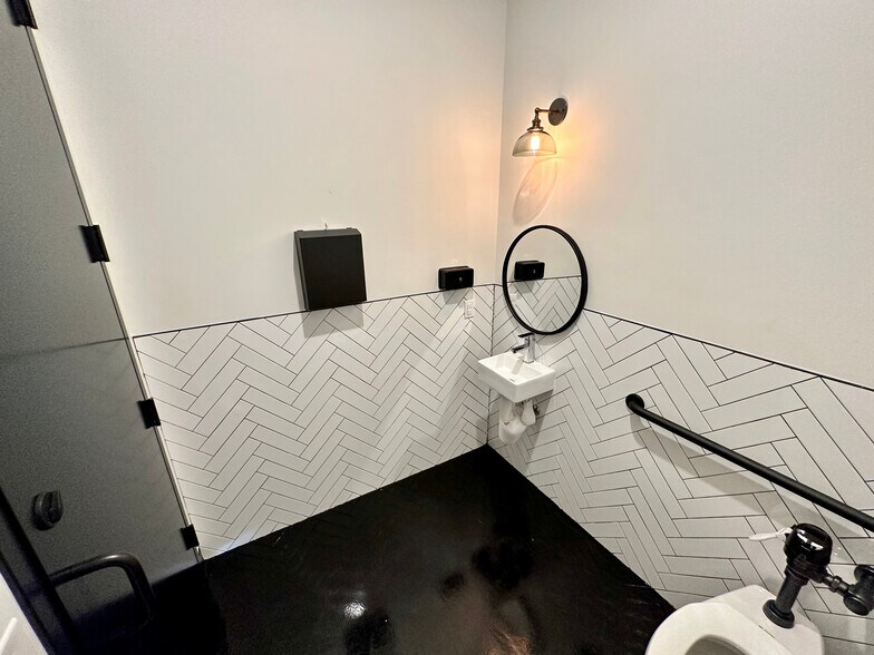 More Photos Of 801 N Broadway Ave, Oklahoma City Storefront Retail Office For Lease