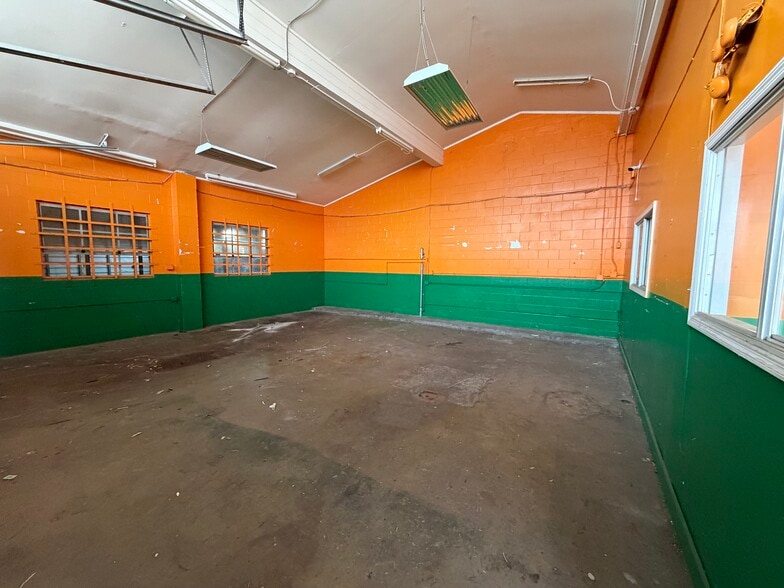 More Photos Of 10150 N Florida Ave, Tampa Auto Dealership For Lease