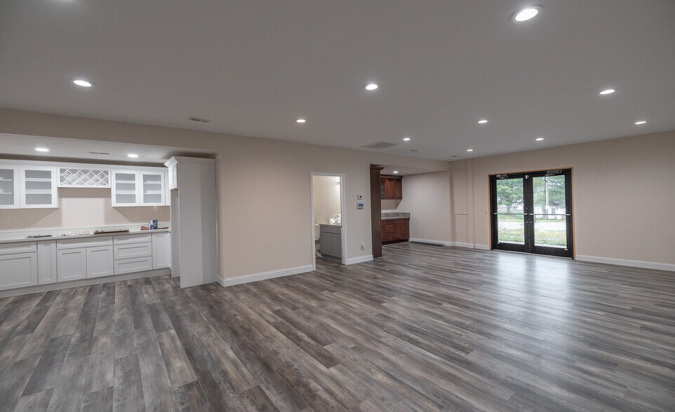 More Photos Of 905 W Scenic Rivers Blvd, Salem Flex For Sale