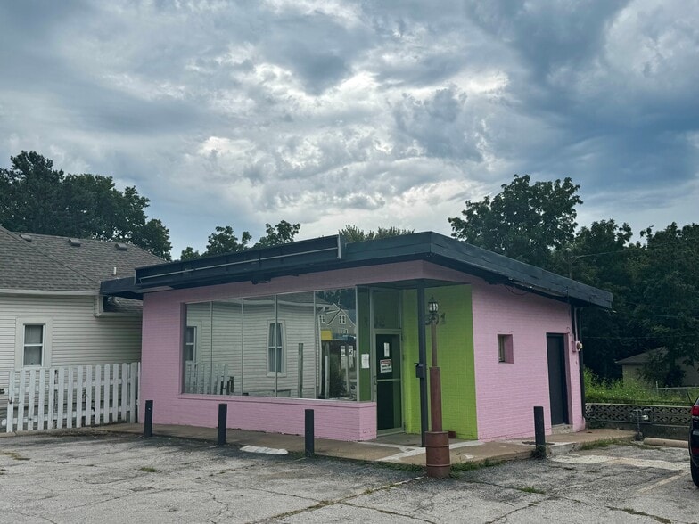 More Photos Of 301 E 23rd St S, Independence Office For Sale