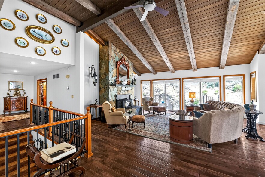 More Photos Of 420-422 Main Street St, Riggins Specialty For Sale
