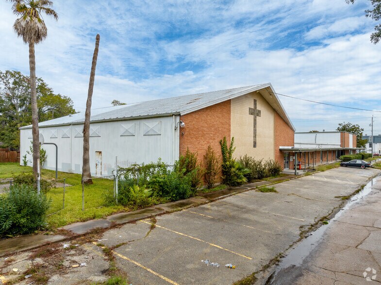 Primary Photo Of 900 Natchez Ave, Pasadena Schools For Sale