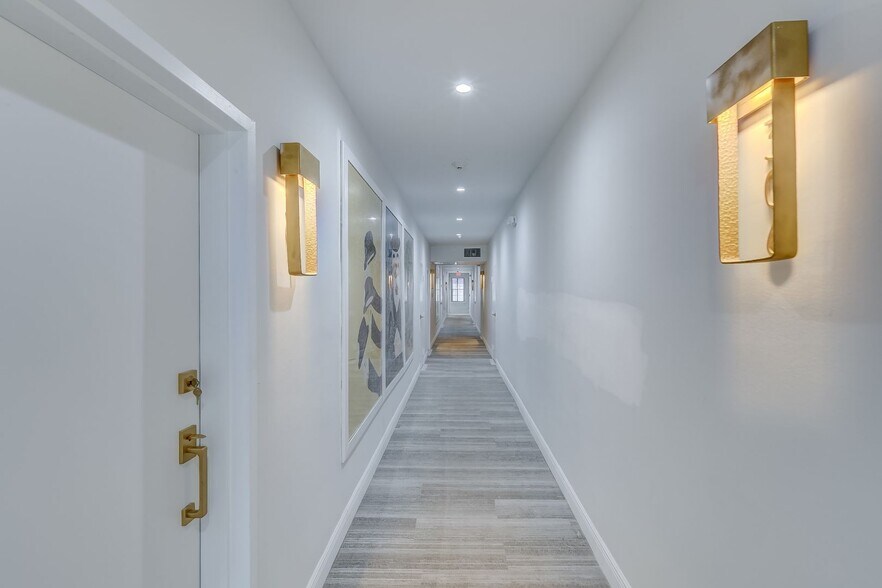More Photos Of 820 Ocean Dr, Miami Beach Restaurant For Sale