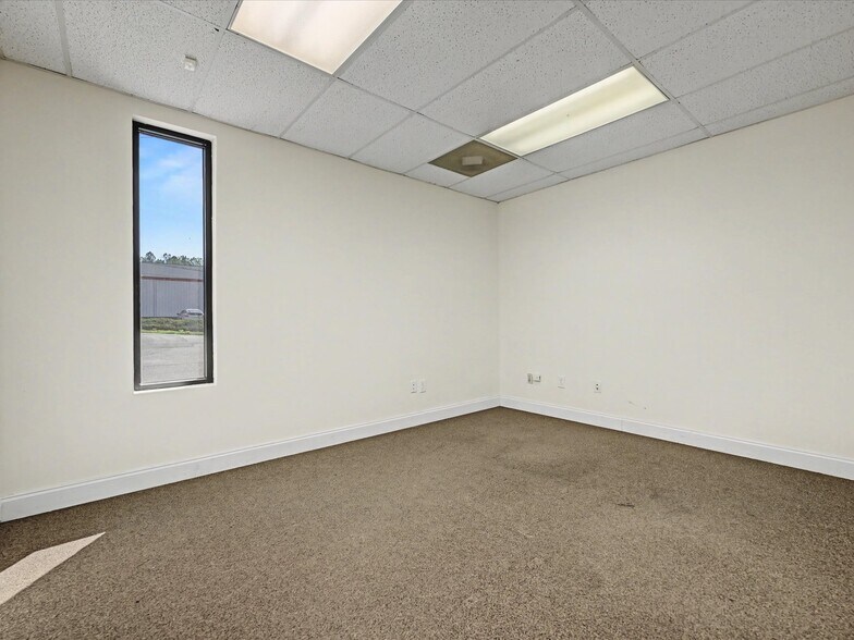 More Photos Of 3517 Denver Dr, Denver Warehouse For Lease