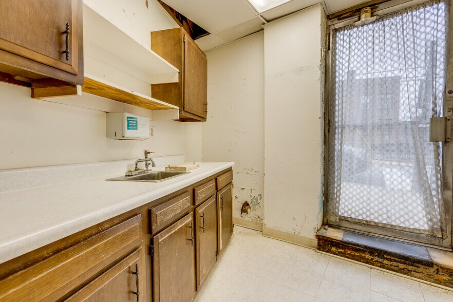 More Photos Of 6300 Forward Ave, Pittsburgh Storefront Retail Residential For Lease