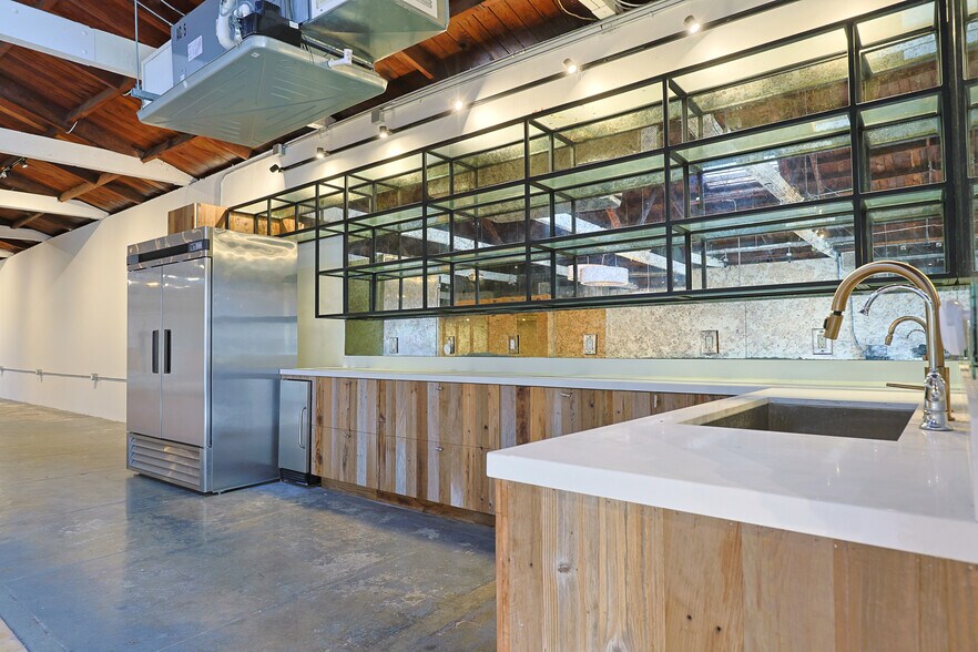 More Photos Of 350-360 Sunset Ave, Venice Warehouse For Lease
