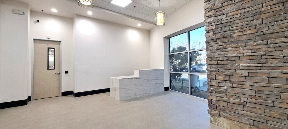 More Photos Of 100 Old River Rd, Bakersfield Medical For Lease