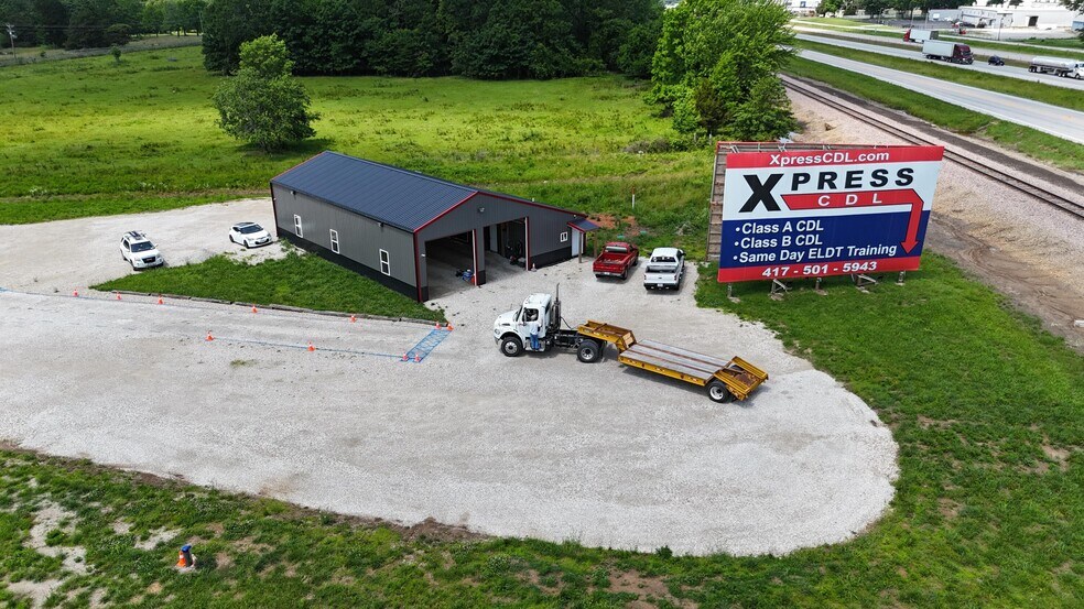Primary Photo Of 64 Paradise Rd, Strafford Light Manufacturing For Sale