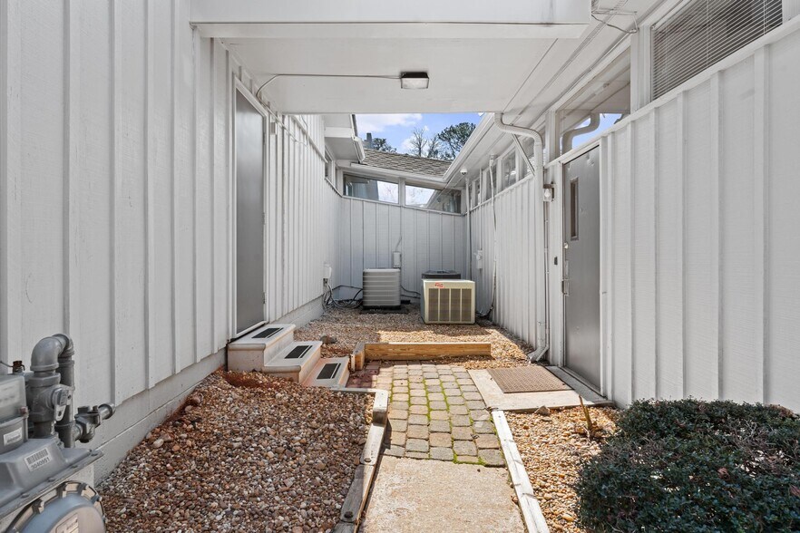 More Photos Of 1016 Everee Inn Rd, Griffin Business Park For Sale